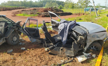 Içara: Carro é partido ao meio e motorista fica preso às ferragens em grave acidente