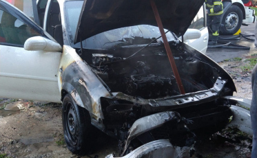 Criciúma: Bombeiros combatem incêndio em veículo