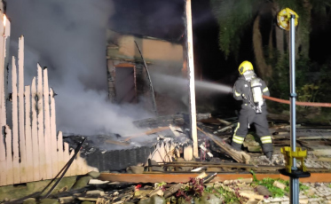Casa pega fogo  durante a madrugada em Meleiro 