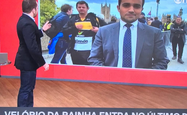 Torcedor do Criciúma é visto no velório da Rainha Elizabeth II
