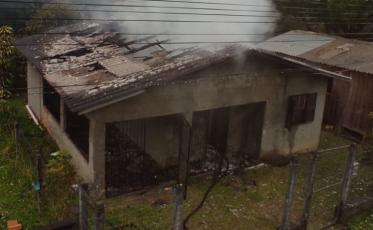 Incêndio atinge residência em Criciúma