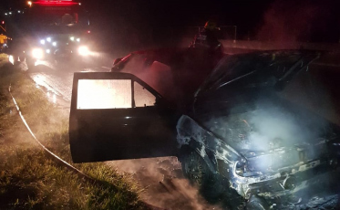 Carro de Criciúma pega fogo na BR-101 em Imbituba