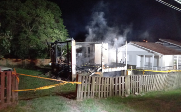 Incêndio destrói residência em Cocal do Sul (FOTOS)