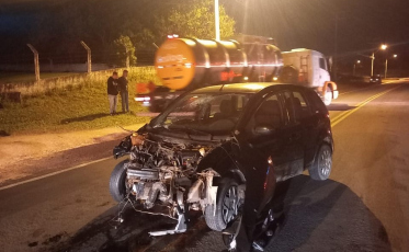 Duas pessoas ficam feridas após colisão entre veículos em Criciúma