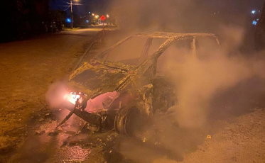 Fogo destrói veículo em Araranguá