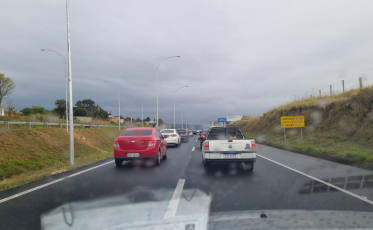 Colisão entre veículos deixa trânsito lento na Via Rápida