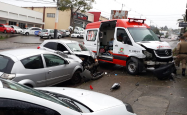 Acidente com ambulância do Samu e dois carros é registrado em Criciúma