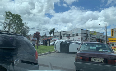 Carro tomba após colisão na Avenida Centenário (FOTOS e VÍDEO)