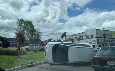 Carro tomba após colisão na Avenida Centenário (FOTOS e VÍDEO)