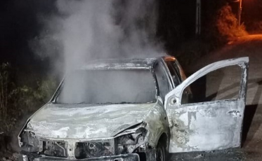 Incêndio destrói veículo em Passo de Torres