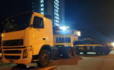 Caminhão roubado em São Paulo é recuperado na BR-101 em Itapema