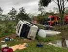 Caminhão tomba em açude e motorista fica preso às ferragens