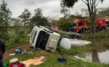 Caminhão tomba em açude e motorista fica preso às ferragens