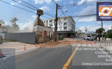 Criciúma: Prédio antigo desaba na Santa Bárbara (FOTOS)