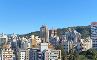 Segunda-feira de céu claro em Criciúma e região