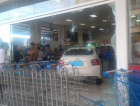 Motorista invade mercado e deixa cinco feridos (VÍDEO)