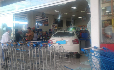 Motorista invade mercado e deixa cinco feridos (VÍDEO)
