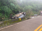 Carro capota na Serra do Rio do Rastro