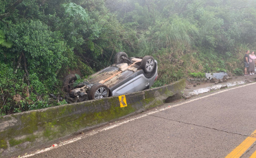Carro capota na Serra do Rio do Rastro