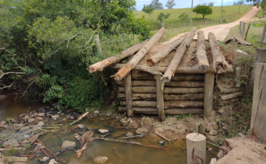 Secretaria de Obras de Içara está refazendo ponte de acesso ao Ronco D’água  