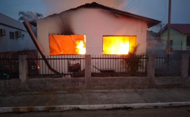 Incêndio destrói casa no Sul do estado