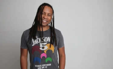 Cantor Serginho Moah se apresenta no Nações Shopping