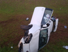 Carro capota e passageiro fica preso no interior do veículo