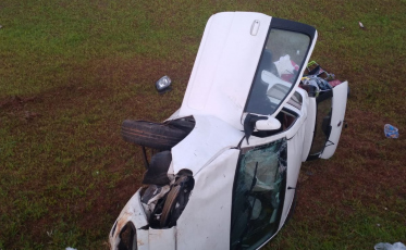 Carro capota e passageiro fica preso no interior do veículo