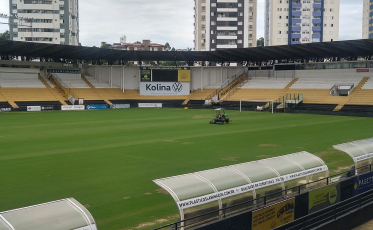 Majestoso em obras: gramado em manutenção e pub à vista