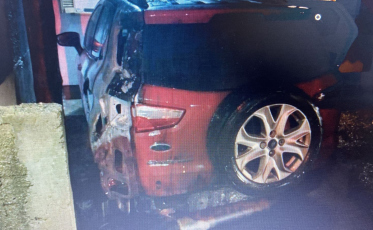 Carro é incendiado em Içara na madrugada desta segunda