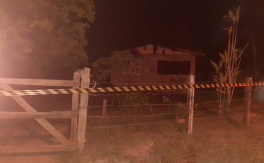 Casa é destruída por incêndio em Passo de Torres