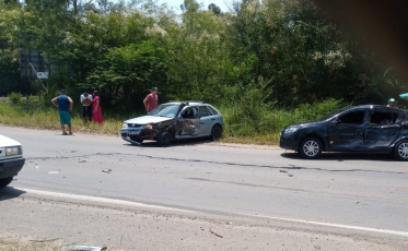 Acidente entre carros e caminhão deixa mulher ferida em Criciúma