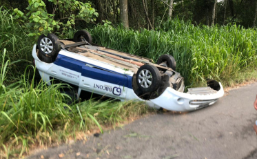 Motorista é levada para o hospital após capotamento em Criciúma