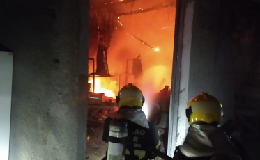 Incêndio atinge depósito de construtora em Criciúma
