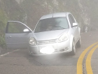 Sem freio, mulher colide carro em paredão na Serra