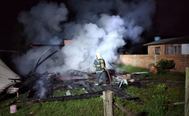 Casa pega fogo em Araranguá