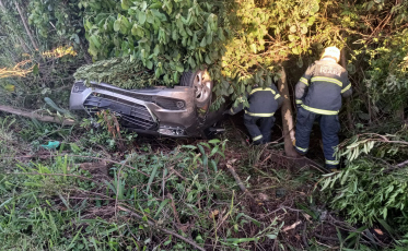 Carro com seis pessoas capota em Criciúma