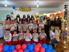 Alunos da escola Arlete Lodetti recebem livros de inglês