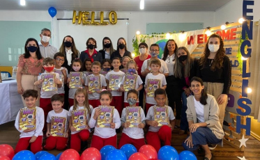 Alunos da escola Arlete Lodetti recebem livros de inglês
