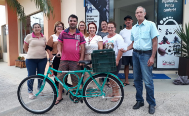Jovem que teve bicicleta furtada recebe uma nova após vaquinha