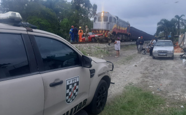 Carro é atingido por trem no bairro Boa Vista em Criciúma 