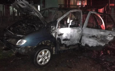 Incêndio destrói veículo em Forquilhinha