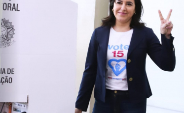 Simone Tebet vota em Campo Grande