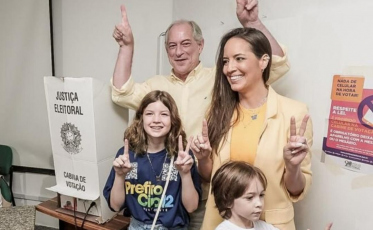Ciro Gomes vota em Fortaleza