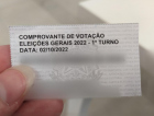 Saiba se o eleitor deve guardar comprovante de votação entregue na urna