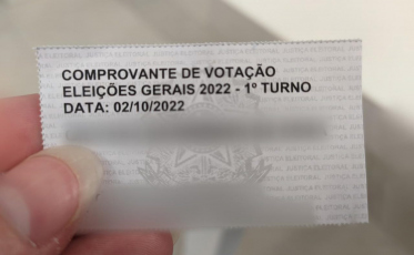 Saiba se o eleitor deve guardar comprovante de votação entregue na urna