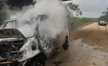 Incêndio deixa veículo parcialmente destruído em Içara