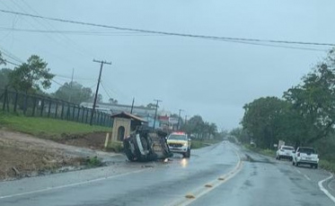 Urussanga: Carro sai de pista e capota na SC-108
