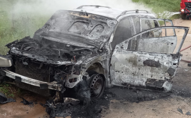 Içara: Veículo fica totalmente destruído após incêndio
