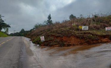 Deslizamento de terra é registrado na Rodovia Archimedes Naspolini